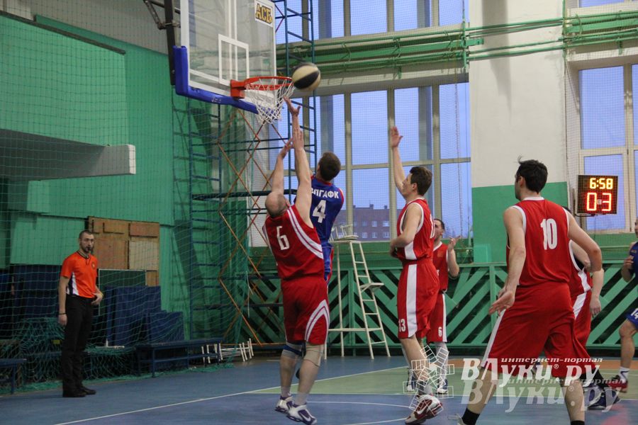 В Великих Луках проходит Открытый Чемпионат г. Великие Луки по баскетболу (фото)