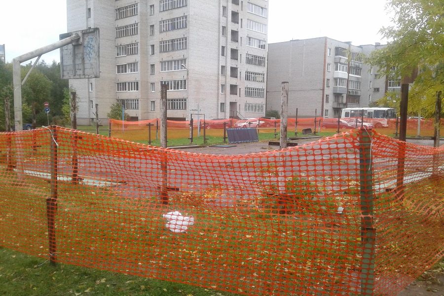 В Великих Луках начались работы по демонтажу старой спортивной площадки на ул. Рабочей (ФОТО)