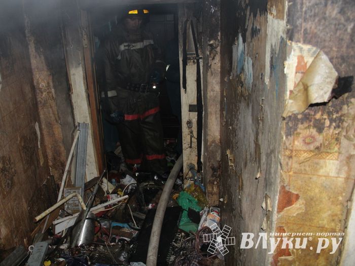 Фоторепортаж: пожар на Зверева в Великих Луках (ФОТО 18+)