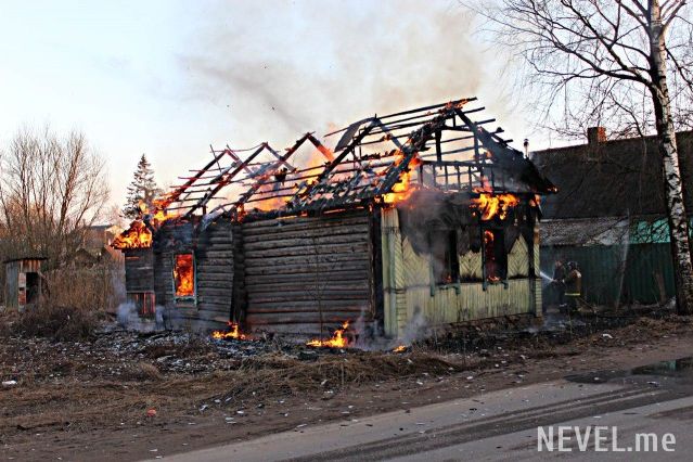 В Невеле горел жилой дом (фото)