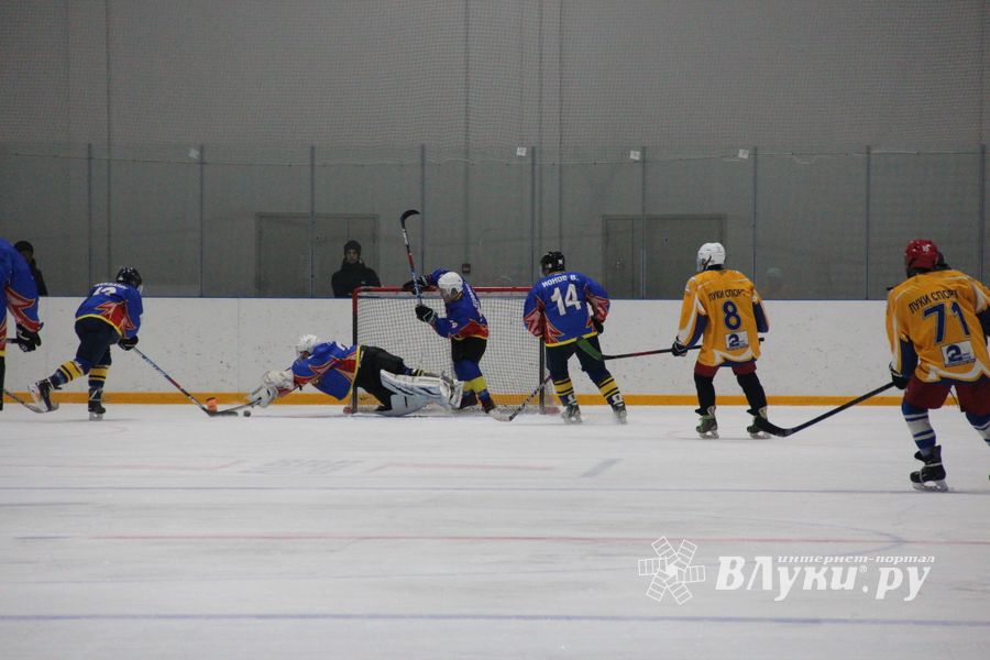 Два зоккейных матча прошли в Великих Луках в рамках Чемпионата города (ФОТО)
