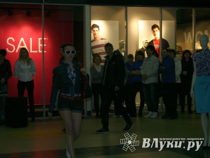 Торговый центр «Апельсин» поздравил прекрасных дам с праздником весны