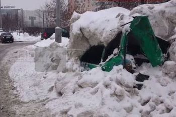 Снегоуборочная машина раздавила «Оку», приняв ее за сугроб