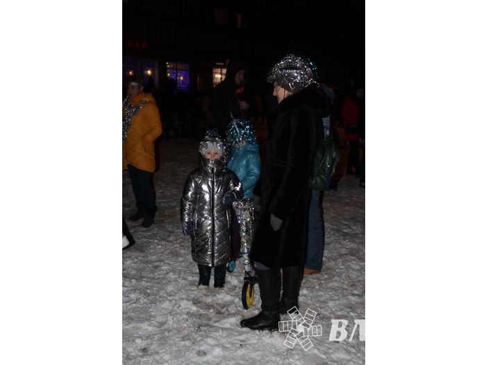 В Великих Луках зажглась новогодная ёлка (ФОТО)