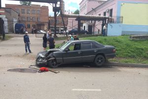 ДТП в Великих Луках: мерседес vs жигули (ФОТО)