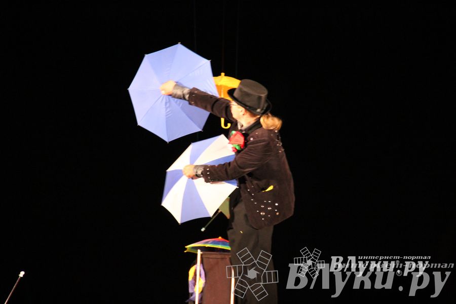 Шоу магических зонтиков и мыльных пузырей увидели юные великолучане