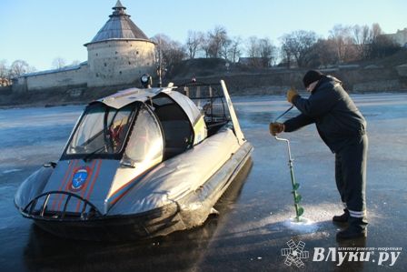 ​Спасатели исследовали лёд на водоёмах Псковской области (ФОТО)