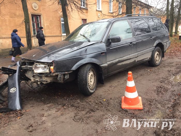В Великих Луках, на ул. Заслонова, произошло ДТП с тремя автомобилями (ФОТО)
