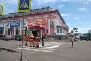 На улице Зверева обновляют зебр (ФОТО)