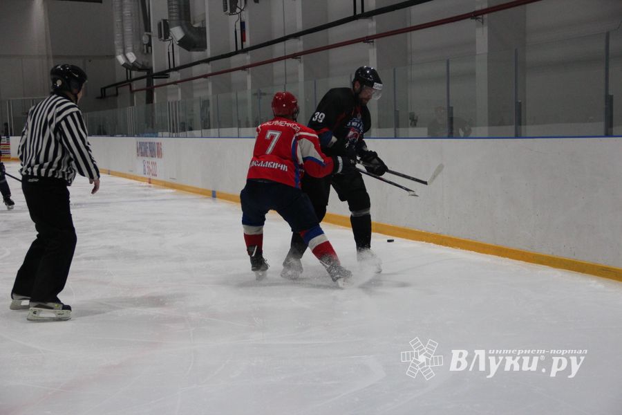 Памятный турнир по хоккею прошел в великолукском «Айсберге» (ФОТО)