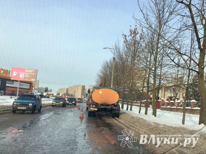 На Вокзальной чистят ливнёвки (ФОТО)