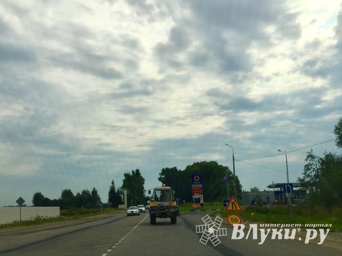 В Великолукском районе продолжается ремонт дорог (ФОТО)
