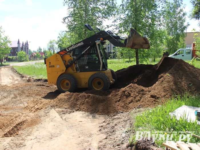 Идёт благоустройство Аллеи памяти 6-й роты в Великих Луках (ФОТО)