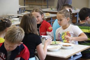 В школах Великих Лук проводят анкетирование по питанию младшеклассников (ФОТО)