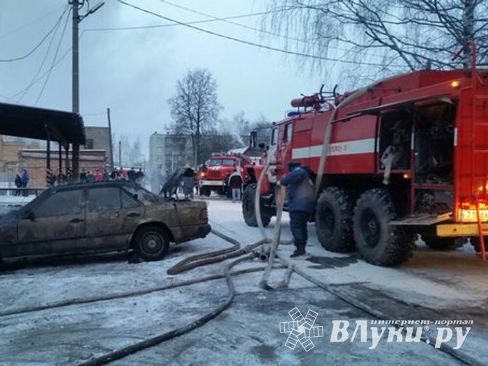 В Великих Луках сгорел автосервис (фото)