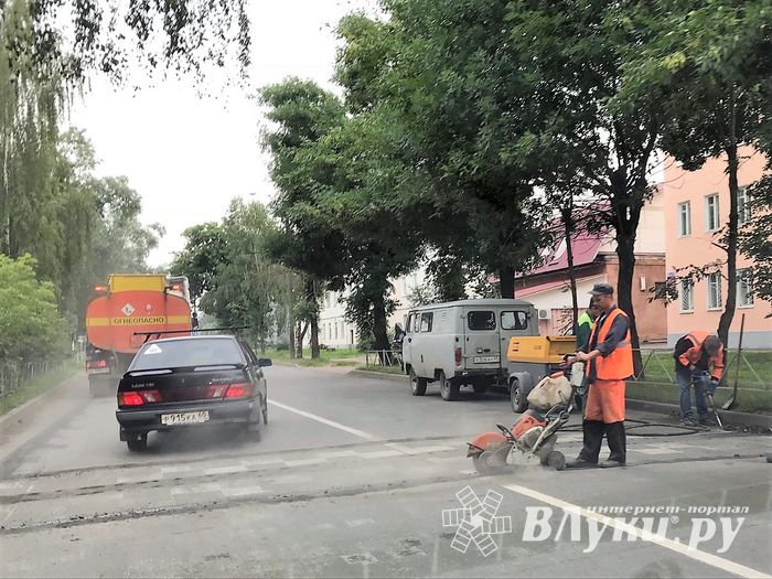 На Гастелло убирают старых «лежачих полицейских» (ФОТО)