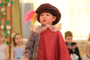 Юные великолучане поздравили мам и бабушек с помощью Золушки (ФОТО)