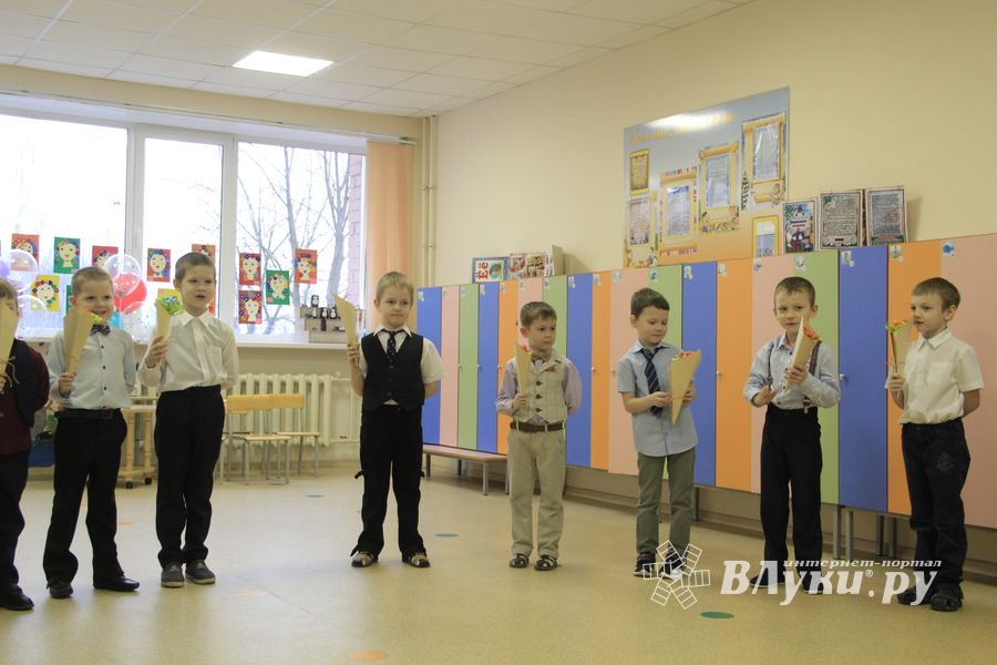 Великолукские школьники поздравили мам и учительниц (ФОТО)
