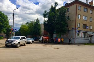 Ремонтировать ул. К. Либкнехта мешают припаркованные автомобили (ФОТО)