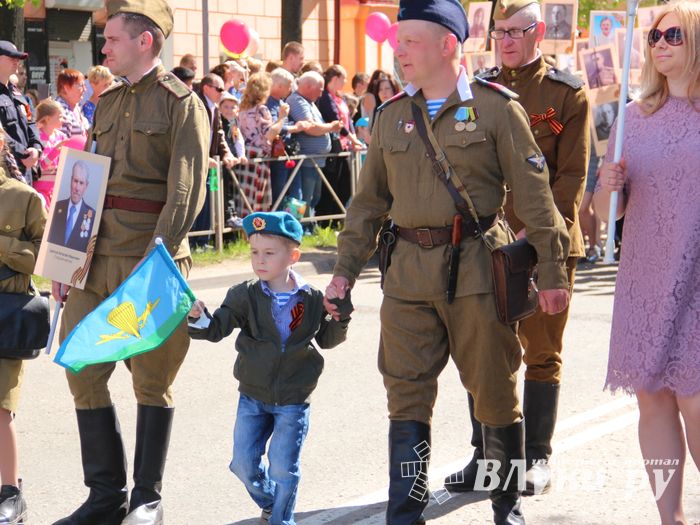 По центральному проспекту Великих Лук прошёл  «Бессмертный полк» (0+) (ФОТО)