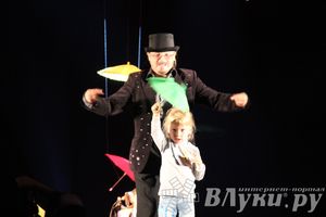 Шоу магических зонтиков и мыльных пузырей увидели юные великолучане