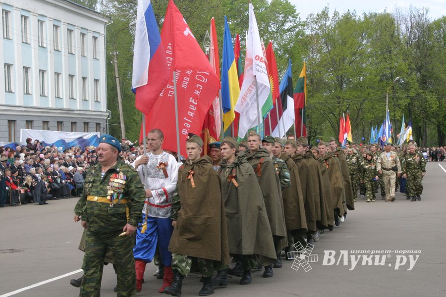 В Великих Луках прошел Военный парад