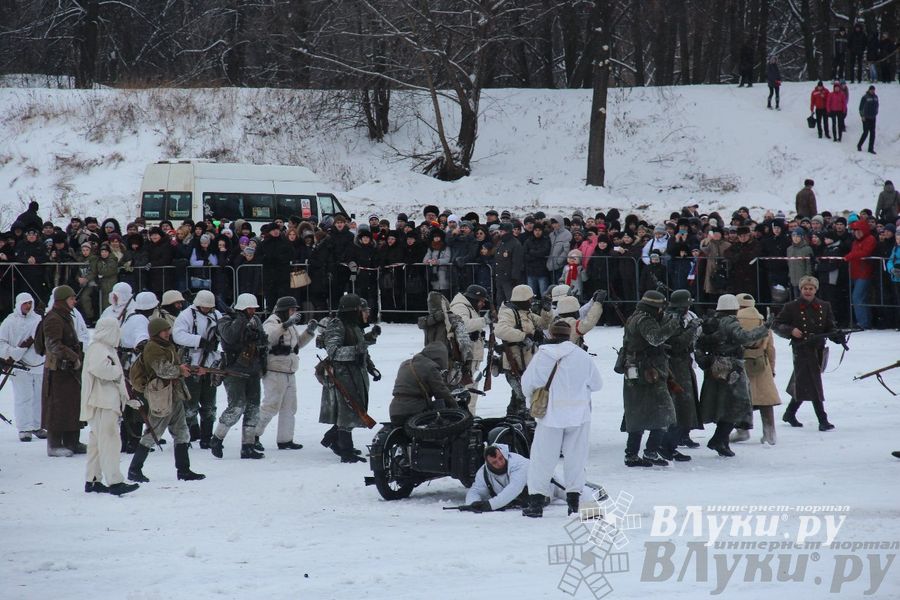 Реконструкция битвы за освобождение Великих Лук
