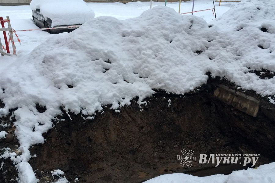 Улицу Зверева в Великих Луках заблокировал автокран (ФОТО)