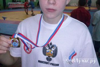 Юные великолучане привезли награды с соревнований по самбо (фото)