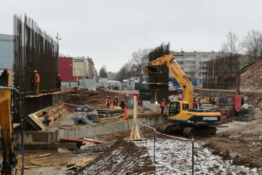 В Великих Луках устанавливают металлоконструкции пролетного строения путепровода (ФОТО)