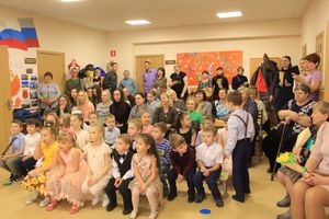 Великолукские школьники поздравили мам и учительниц (ФОТО)