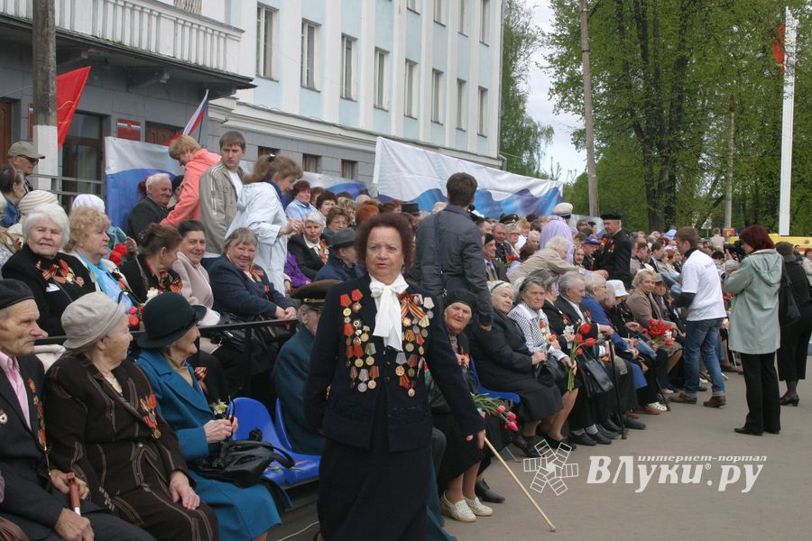В Великих Луках прошел Военный парад