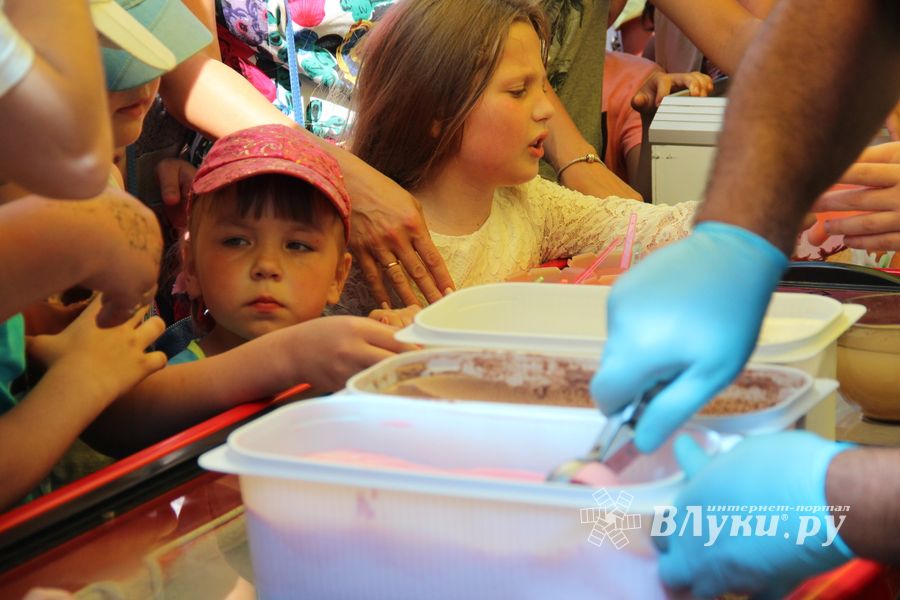В городском парке Великих Лук прошёл День мороженого