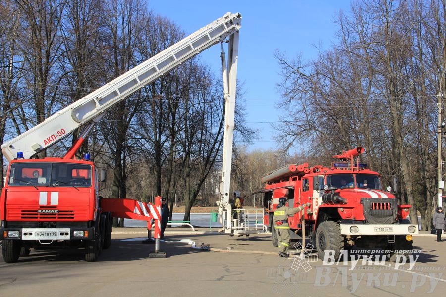 В центре Великих Лук спасатели продемонстрировали свою технику (ФОТО)