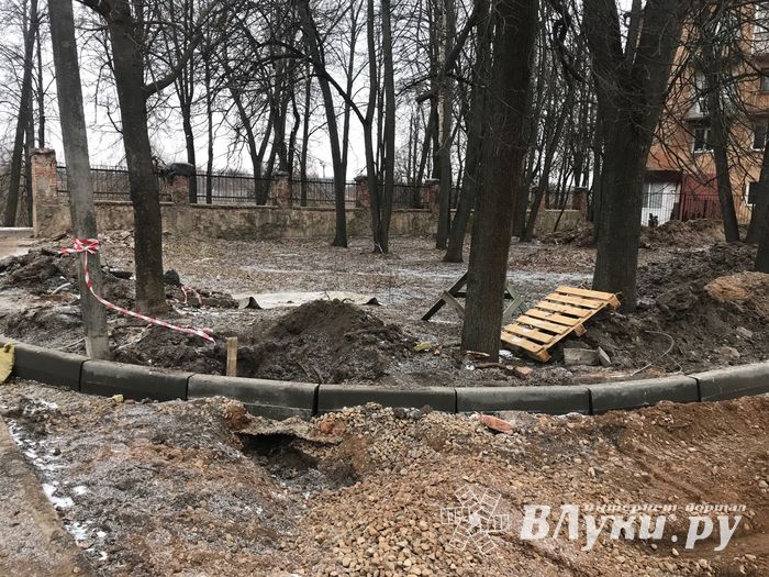 В Великих Луках приводят в порядок территорию Хирургического корпуса больницы (ФОТО)