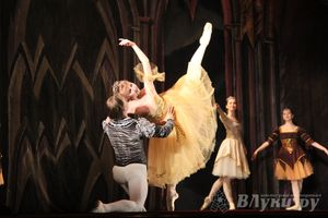 Московский театр «Корона Русского Балета» представил великолучанам балет «Лебединое озеро»