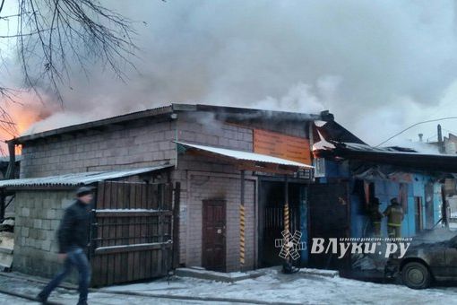 В Великих Луках сгорел автосервис (фото)