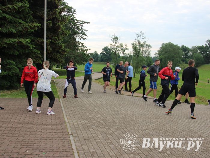 Великолучане провели зарядку с чемпионом (ФОТО)