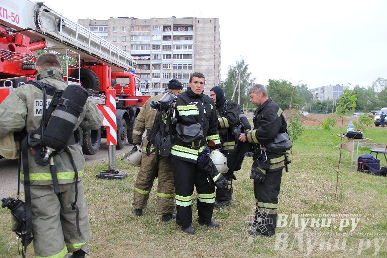 В Великих Луках прошли областные соревнования среди пожарных по спасению пострадавших