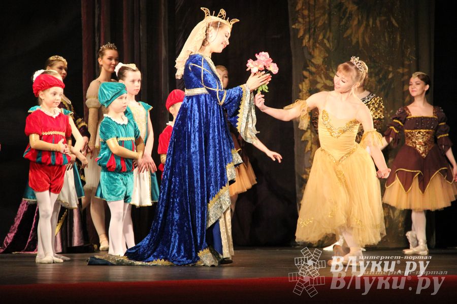 Московский театр «Корона Русского Балета» представил великолучанам балет «Лебединое озеро»