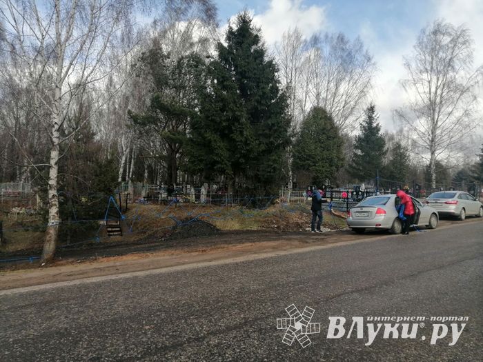 В Великих Луках перекрывают входы на кладбища