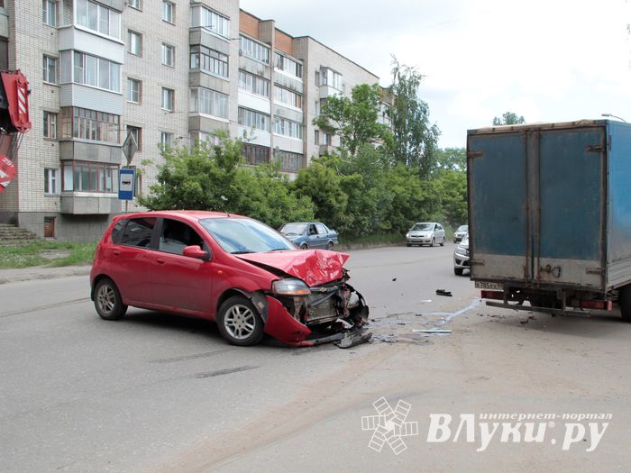 Фотофакт: ДТП на Холмской Великих Луках