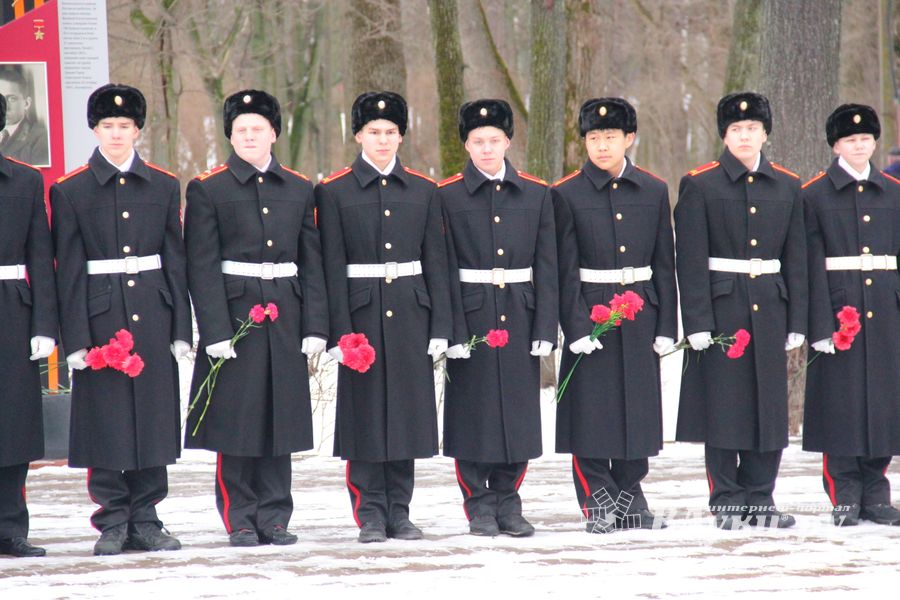 У Вечного огня в Великих Луках прошёл торжественный митинг (фото)