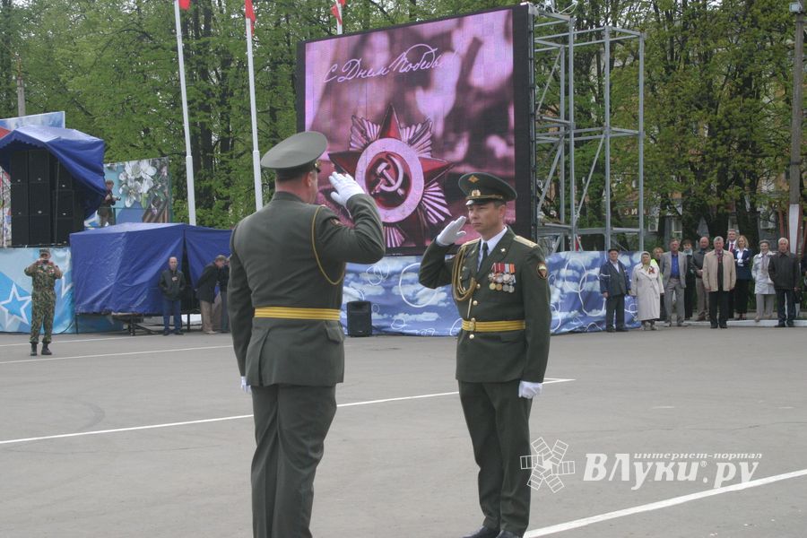 В Великих Луках прошел Военный парад