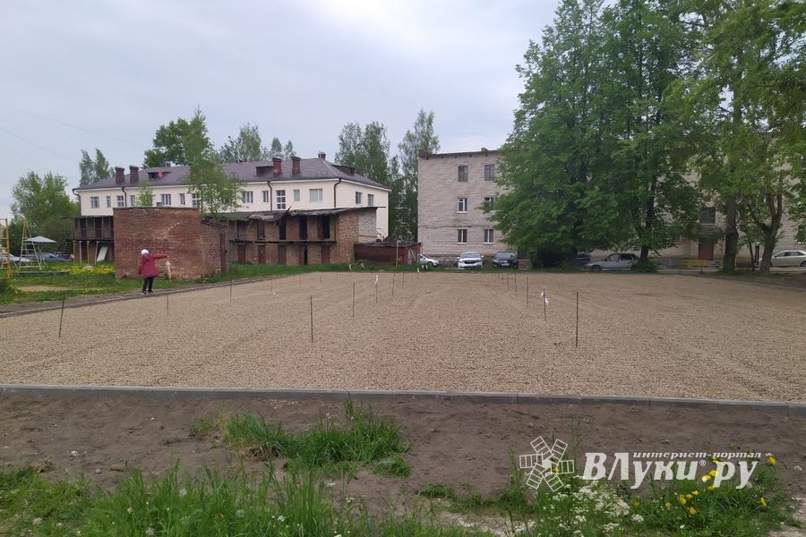 На улице Щорса началось строительство детской площадки (ФОТО)