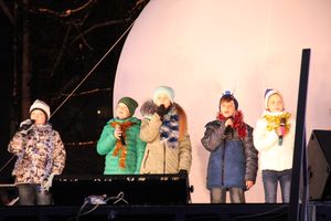 В Великих Луках зажгли Ёлку (ФОТО)