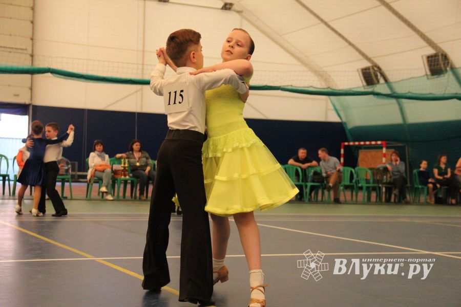 В Великих Луках прошел турнир по спортивным бальным танцам (ФОТО)