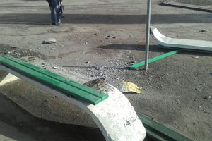 В Великих Луках водитель сбил на остановке женщину и ребенка (ФОТО)