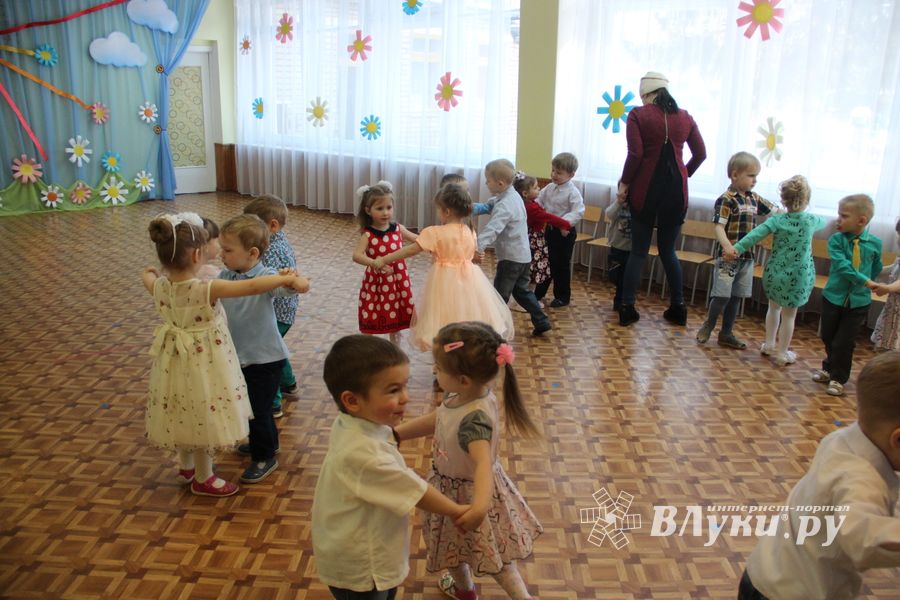 Малыши сада №1 поздравили мам и бабушек с 8 марта