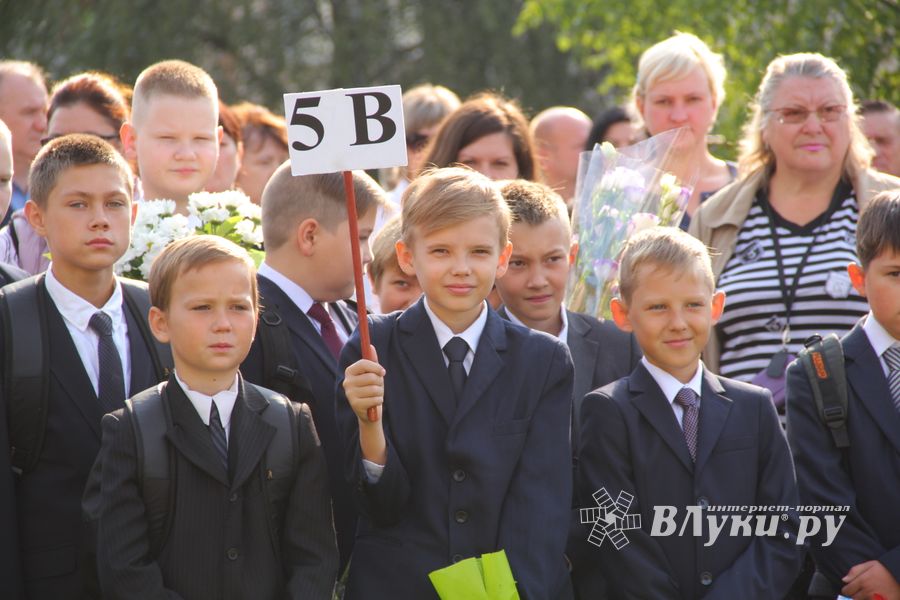 1 сентября в школах Великих Лук прошли Торжественные линейки (ФОТО)